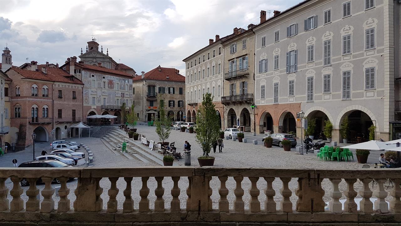 zicht op het plein vanaf de barokkerk