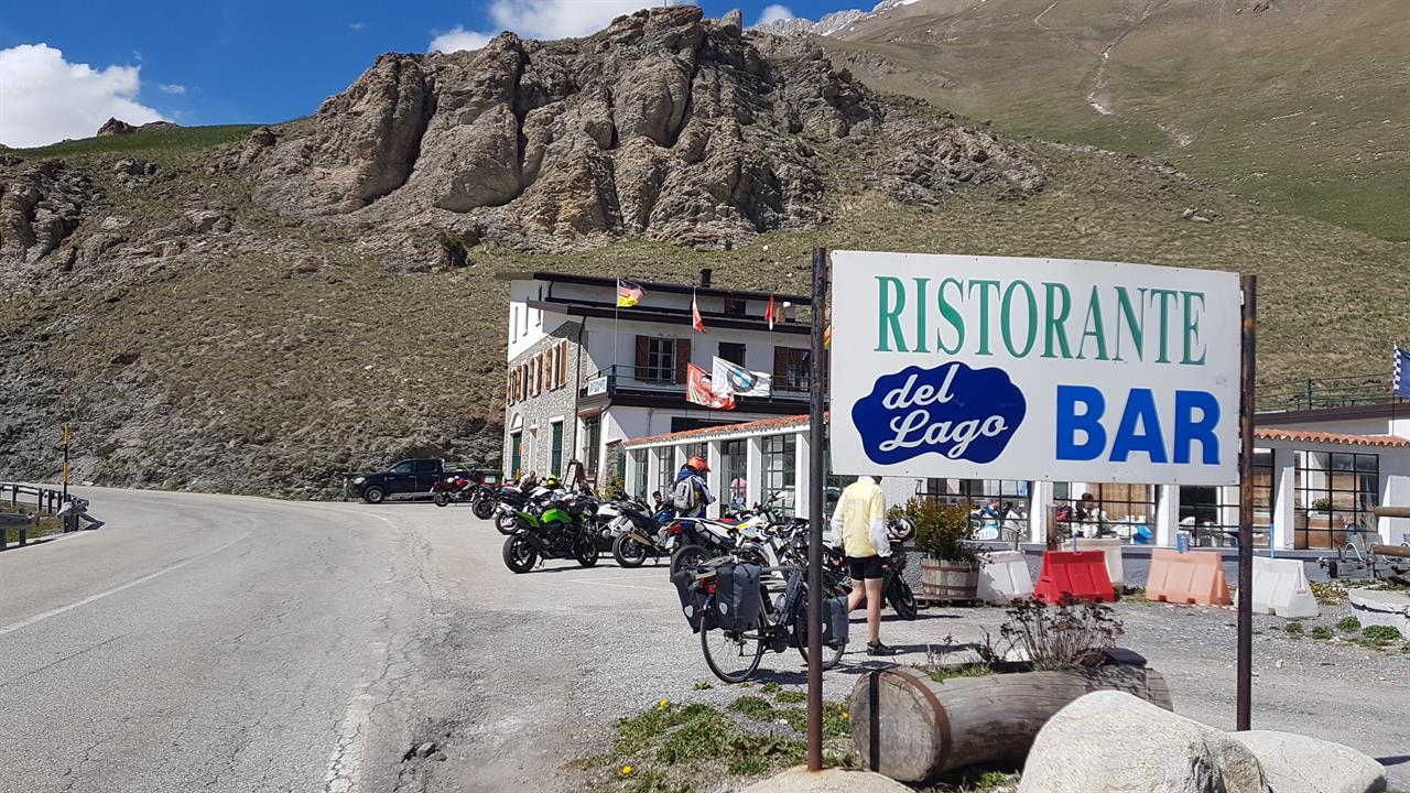 motorrijder restaurant net onder de col
