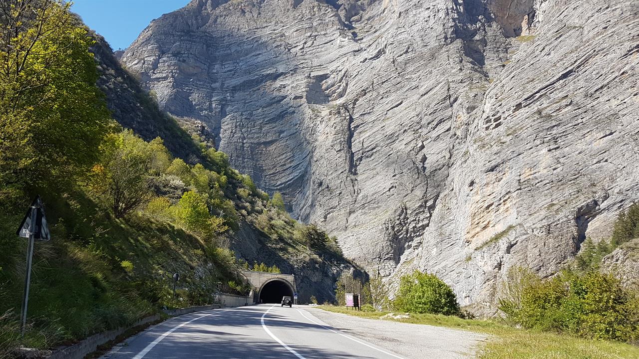 uit dit soort tunnels kwamen ze met bloedvaart aan