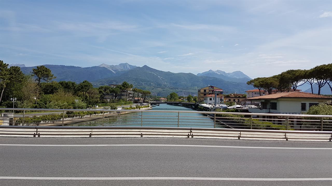 zicht op Apuaanse Alpen (marmer)
